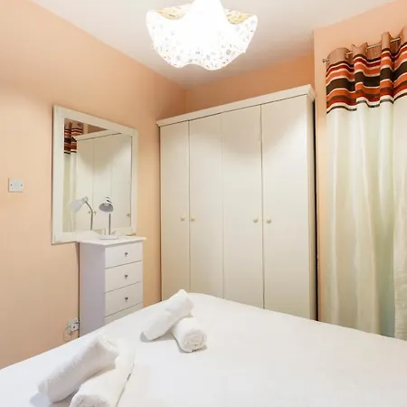 Ne1 - Lovely 2 Bedroom Apartment. Perfect Location Lejlighed